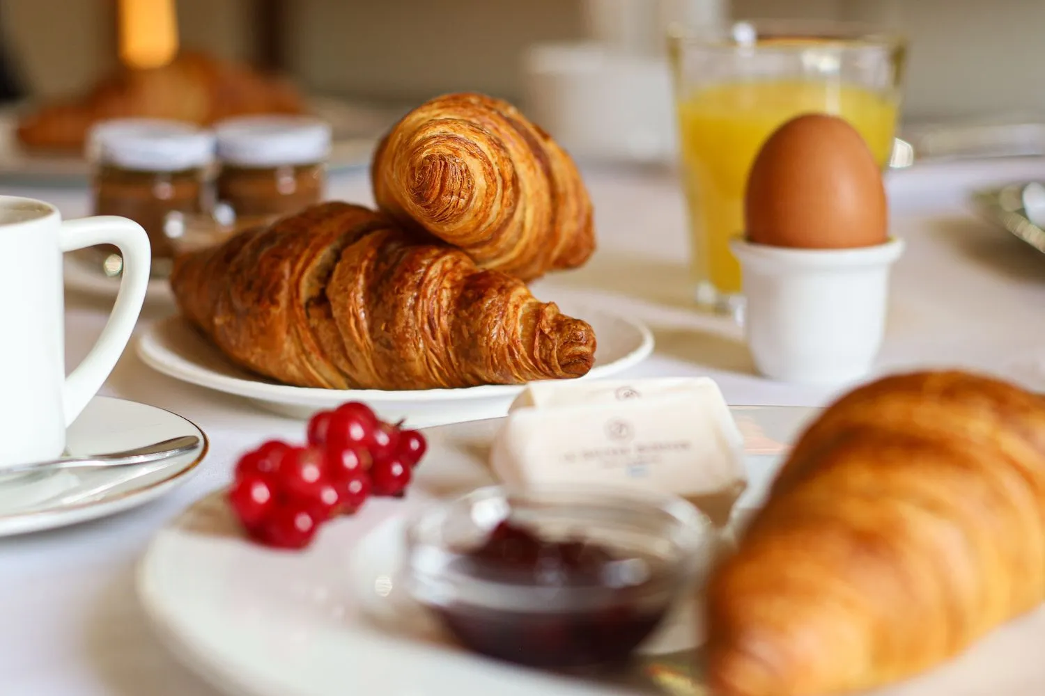 Uitgebreid ontbijt bij Grand Hotel Karel V in het historische centrum van Utrecht met verse broodjes, fruit en warme gerechten in een elegante hotelomgeving
